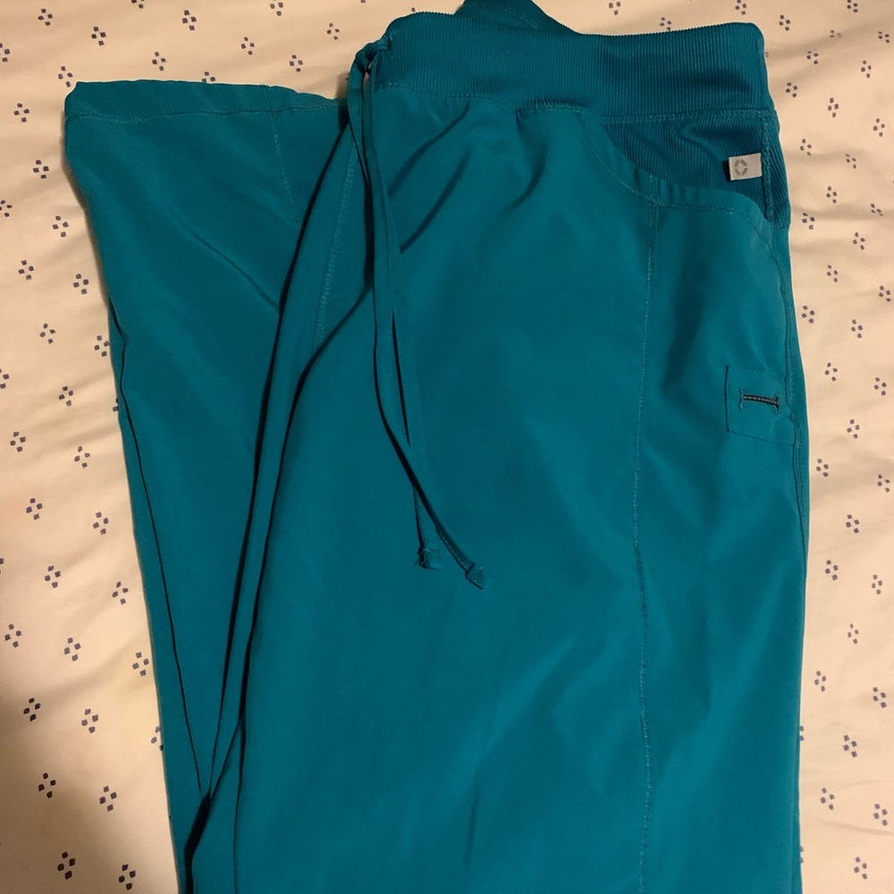 Women’s size XL Cherokee infinity scrub pant. Teal blue in color. Used condition